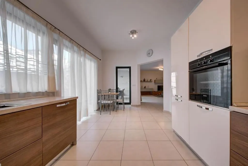Modern And Spacious 3 Bedroom Apt In St Julian'S Saint Julian's